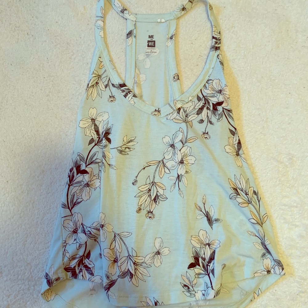 Tank top with pretty flowers and flowy material.